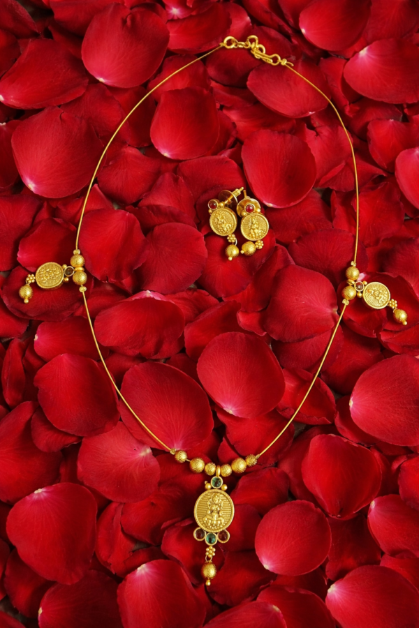 9C63491F-4DF8-461F-97DA-216D2EFD9D60 (1) Invisisble Chain with Lekshmi Coin necklace Pendant with Earing