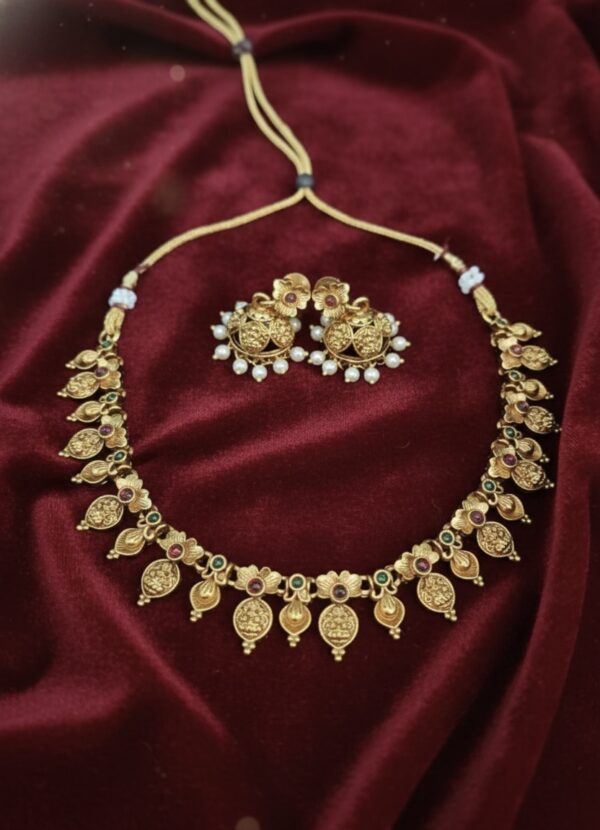 Devi Flower Short Necklace With Jimika Earing